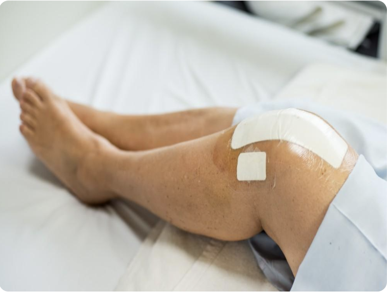 Surgeons performing a cholecystectomy