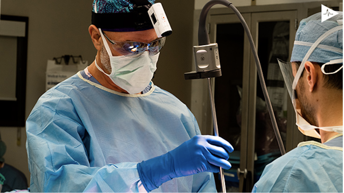 Surgeons performing a cholecystectomy