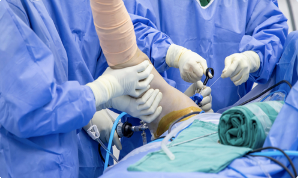 Surgeons performing a cholecystectomy